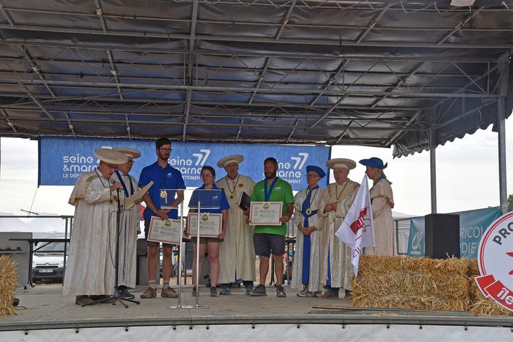La Confrérie du brie de Meaux a procédé aux intronisations d’Amandine Torpier, qui avait permis d’établir le temps de référence pour le concours du meilleur mangeur de brie, du président du comité d’organisation, Jérémy Bordereau, et de Valentin Drumel, grand ordonnateur du concours.