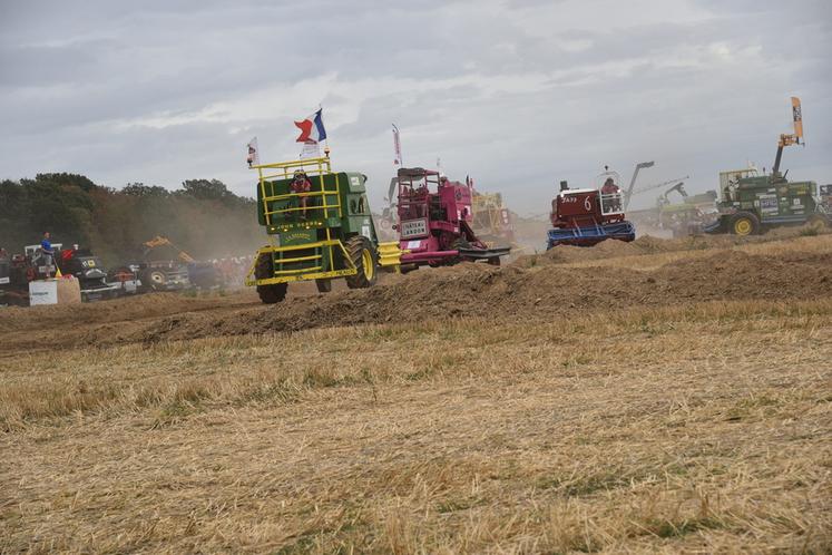 Courpalay, dimanche 13 septembre. Le vrombissement des machines attire les visiteurs autour de la piste à chaque manche.