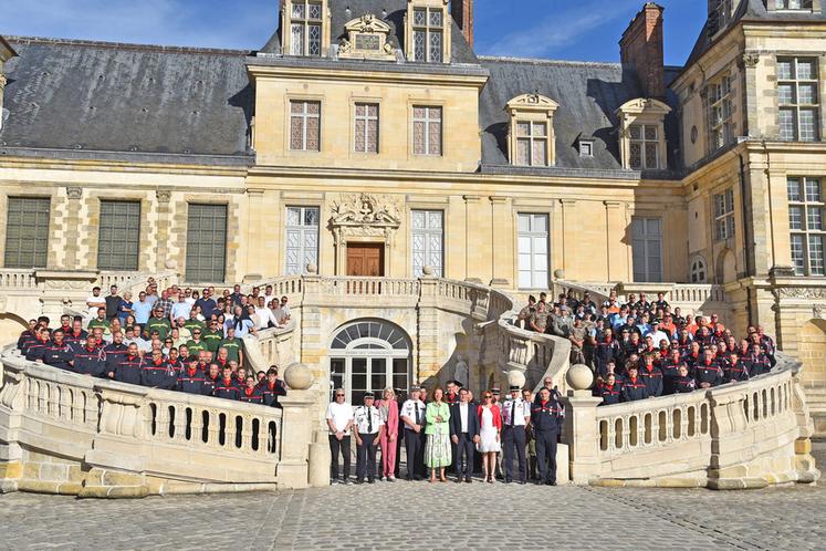 Fontainebleau, samedi 19 septembre. En ces Journées du patrimoine, photo de groupe sur l'escalier en fer à cheval du château dans la cour d'honneur. Une exposition consacrée aux pompiers, en présence du Sdis 77, était proposée tout le week-end.
