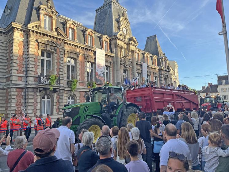 Les applaudissements ont redoublé lors du passage devant l'hôtel de ville alors que Pascal Verrièle commentait chacun des matériels.