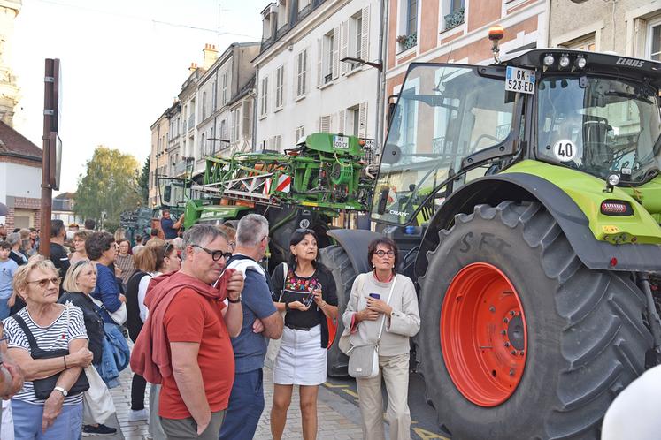 À l'issue de la parade, les tracteurs étaient stationnés le long de la place de la République pour le plus grand plaisir des badauds.