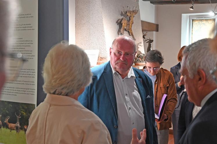 Le ministre a visité la Maison du cerf, maison à thème qui est concernée par le dispositif Villages d'avenir à Villeny. 