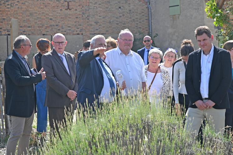 Mercredi 16 septembre, à Villeny. Accompagné de nombreux élus solognots, dont le maire Hubert Chevallier, Michel Fournier, ministre de la Ruralité, a visité le village solognot dans le cadre du dispositif Villages d'avenir dont bénéficie la commune. 