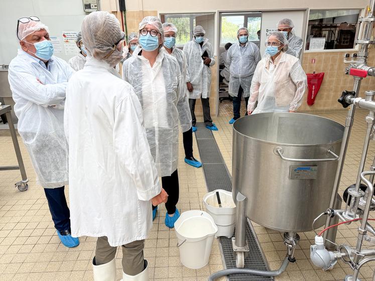 Jeudi 10 septembre, à Sours. La directrice de la Draaf, Viginie Jorissen (au c.), a visité la halle alimentaire du campus Naturalim aux côtés de son nouveau directeur, M'hamed Faouri (à g.).