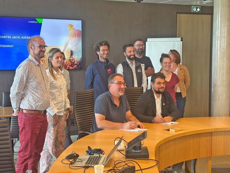 Réunis lundi 21 septembre à Olivet, les Jeunes agriculteurs Centre-Val de Loire ont renouvelé leur partenariat avec la coopérative Axéréal. Le Loiret était représenté par Dorian Sagot et Baptiste Champdavoine.