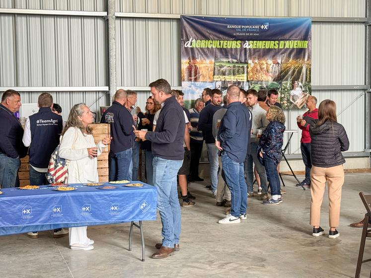 Mercredi 9 septembre, à Tremblay-les-Villages. Le nouveau bâtiment de la ferme Achères a servi de cadre au traditionnel repas d'après moisson de la Banque populaire.