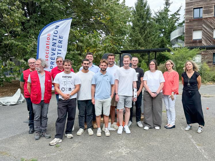Mardi 8 septembre, à Sours. Alexis, Alexandre, Axel, Jérémy, Matys, Enguerrand et Kylian, étudiants en BTS Aménagements paysagers, ont sensibilisé leurs camarades à la prévention routière.