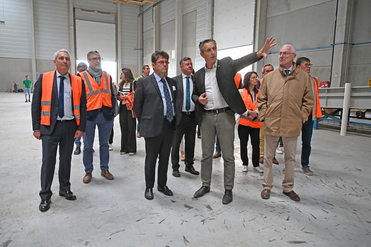Jeudi 24 septembre, à Aulnoy. Le préfet de région, Georges-François Leclerc, a visité l'usine Planète chanvre, ici guidé par son président Franck Barbier. 