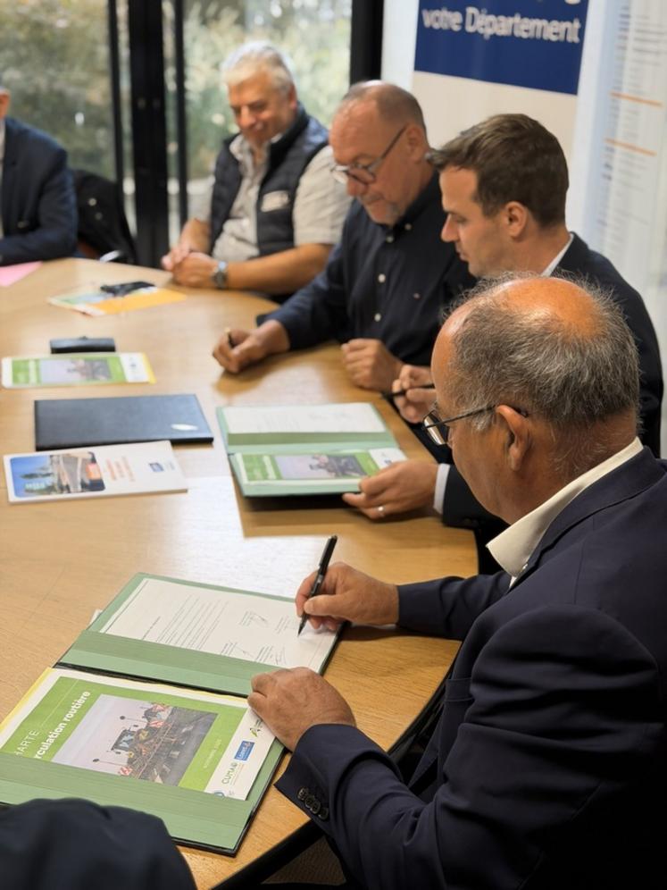 Lundi 28 septembre, à Orléans. La charte sur la circulation des engins agricoles a été signée en présence de Valentin Caron, président de la chambre d’Agriculture du Loiret.