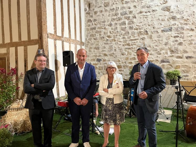 Stéphane Peultier, David Tourte, Valérie Lacroute et Philippe Dufour accueillent les participants à la soirée à la grande aux Dîmes à Samoreau.