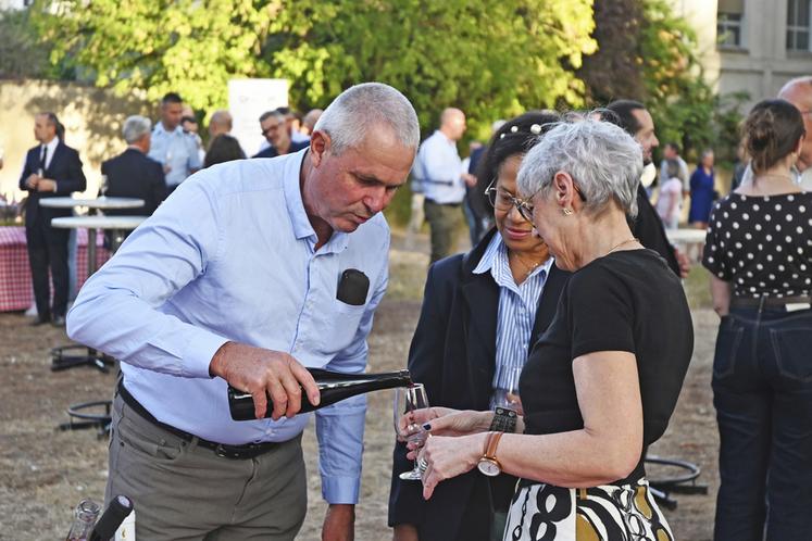 Vignerons et vigneronnes étaient réunis et ont dégusté mutuellement les vins de chacune de leurs appellations dans une ambiance conviviale tout en évoquant leurs inquiétudes sur l'avenir. 