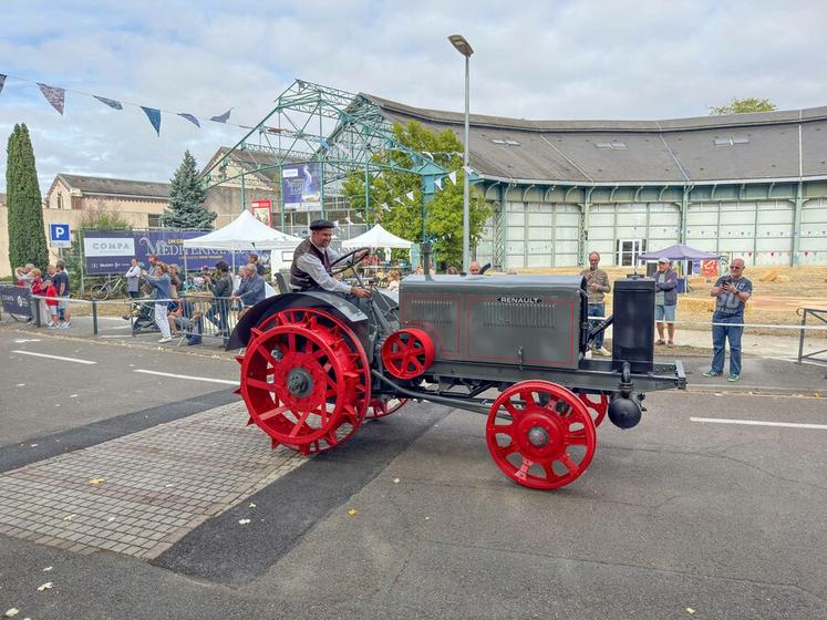 Dimanche 20 septembre, à Chartres. Le tracteur Renault 301H gazogène de 1940 a fait ses premiers tours de roues devant le Compa.