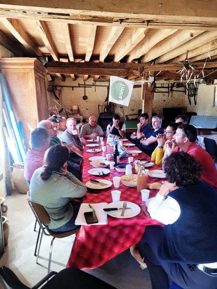 Mardi 22 septembre, à Pierrefitte-ès-Bois. La FNSEA 45 a réuni une quinzaine d’agriculteurs pour un moment convivial et d’échanges autour des réalités du terrain.