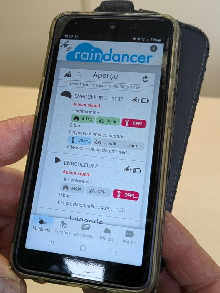 Les agriculteurs pilotent leurs canons et enrouleurs depuis l’application mobile Raindancer sur leur smartphone.