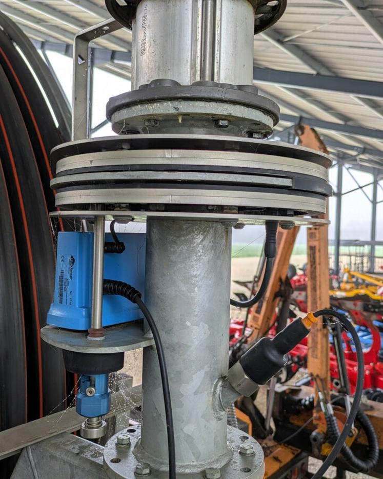 Adaptable sur de nombreux canons d’irrigation, le boîtier Raindancer, alimenté par un panneau solaire, est équipé de capteurs (GPS, gyroscope, accéléromètres). Les données, complétées par celles d’un capteur de pression, permettent d’ajuster automatiquement les butées d’angle par un dispositif de couronne actionnée par un moteur électrique.