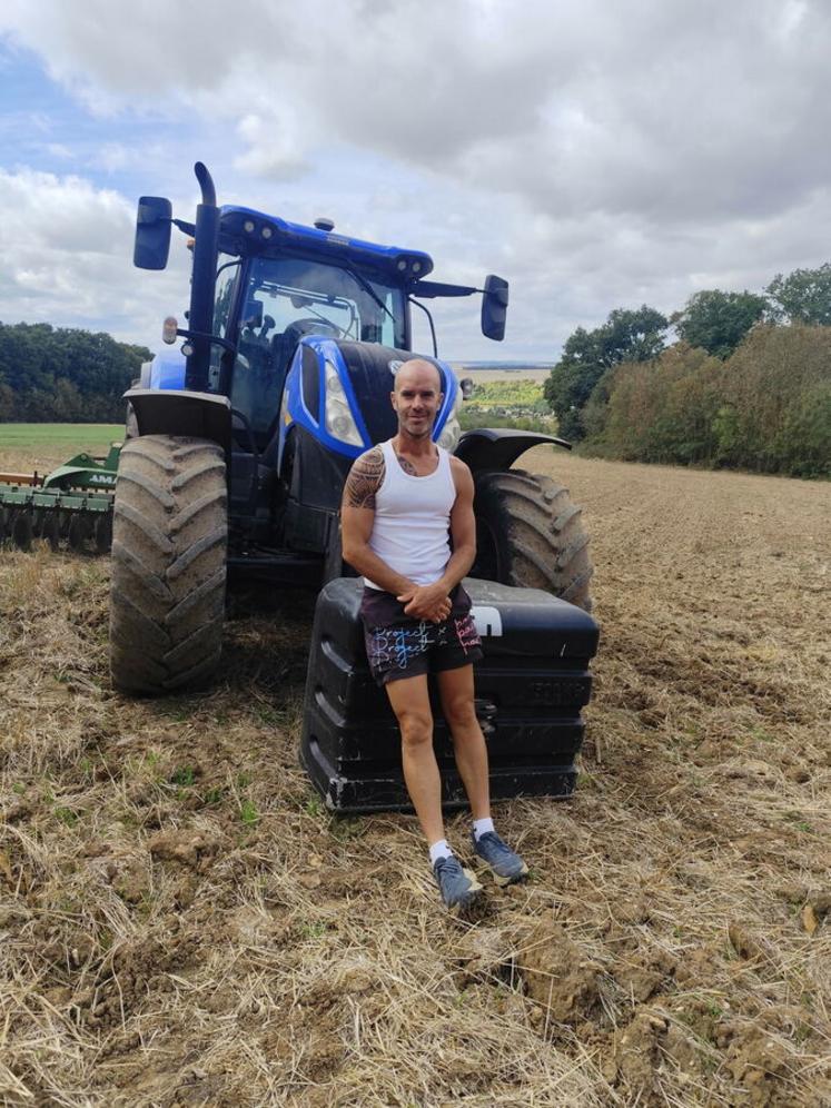 Grégory Breucq sur son exploitation à Bazemont (Yvelines).