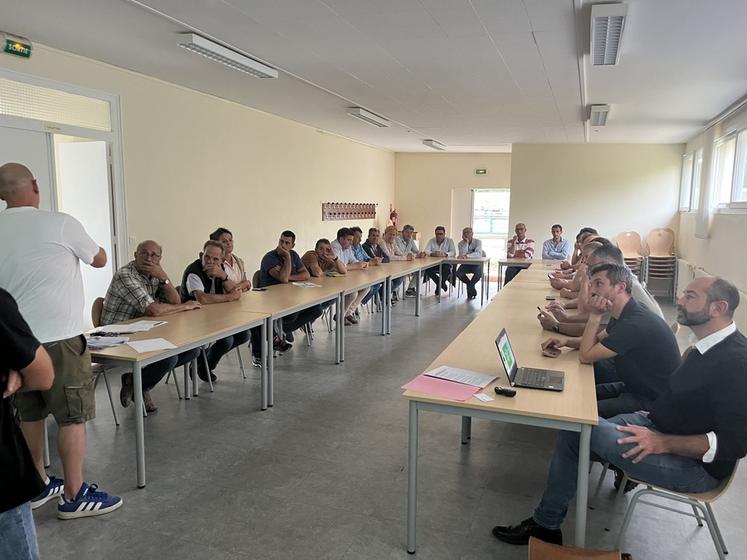 Lundi 28 septembre, à Saint-Arnoult (Yvelines). L'Union des syndicats agricoles de Saint-Arnoult a tenu une réunion d'information.