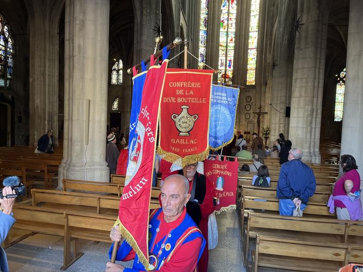 Les confréries à l'issue de la bénédiction en l'église Saint-Aspais.
