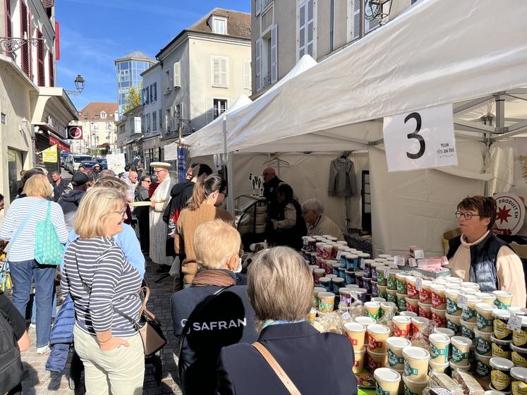 Parmi les produits locaux, on trouvait le miel de la famille Hamette, ainsi que le cidre, le jus de pomme et le Champagne de la famille Biberon, mais aussi des bières...