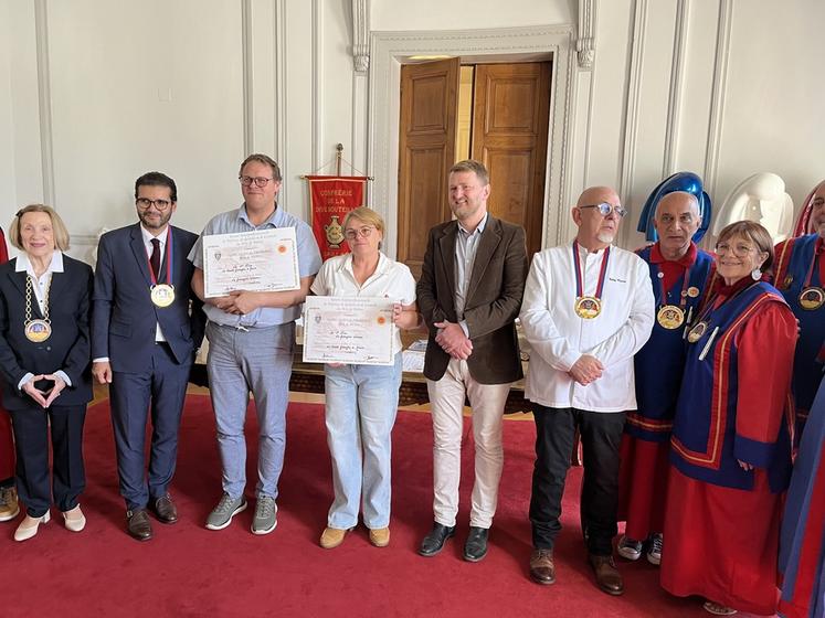 Melun, samedi 3 octobre. Les lauréats du concours entourés de Colette Mélot, le maire de Melun Kadir Mebarek, le président du jury Pierre Brisson, le parrain de la manifestation Eddy Creuzet et des représentants de la Confrérie du brie de Melun. 