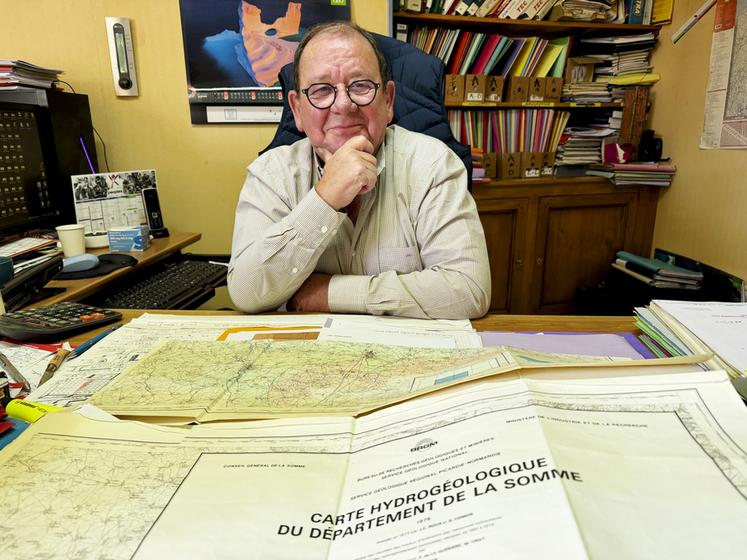 Pour définir la zone dans laquelle il peut forer, Michel Boniface se réfère à sa bible : la carte hydrogéologique du BRGM.