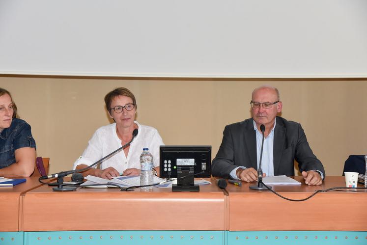 Mardi 22 septembre, à Chartres. L'assemblée générale d'AS 28, présidé par Bertrand Le Bris (à d.), est l'occasion de présenter sa nouvelle directrice, Martine Dubin, aux adhérents.