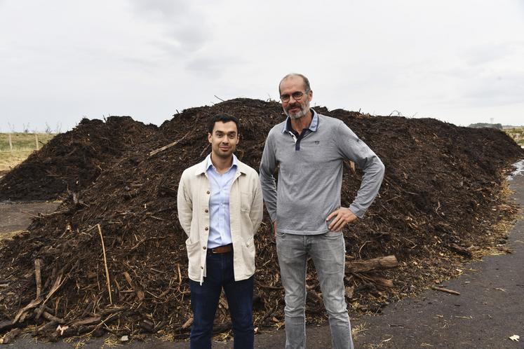 Dagny, lundi 28 septembre. Maxime Guillier (à g.), cofondateur avec son frère de la société Les Gloutons, et leur partenaire Xavier Grymonprez (à d.), sur la plateforme de compostage inaugurée le 18 septembre. 