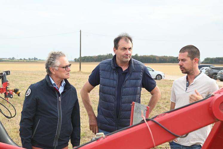 Mercredi 30 septembre, à Maves. Philippe Gouet et Arnaud Bessé ont échangé avec Alban Baccon sur le bilan carbone de son exploitation.