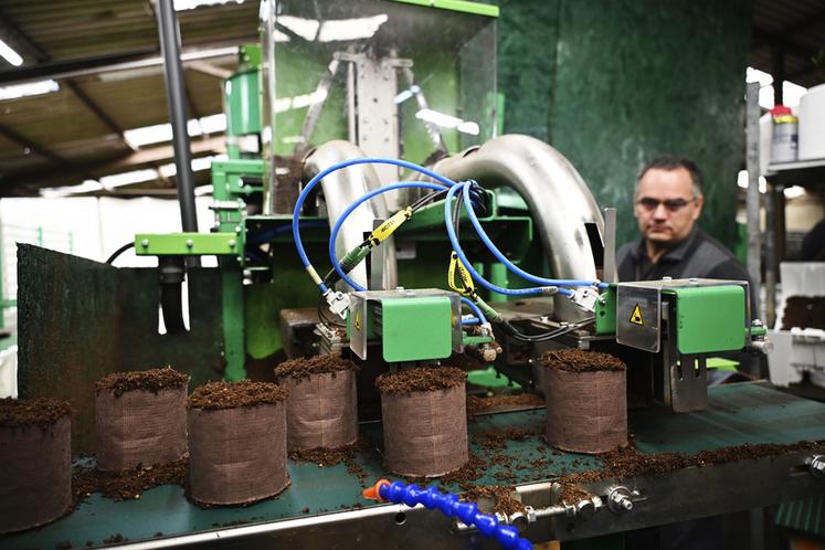 Crespières (Yvelines), jeudi 1er octobre. Le réseau Synfolia a inauguré son innovation Synfoplant, une machine qui permet d'éliminer les traditionnels godets en plastique.