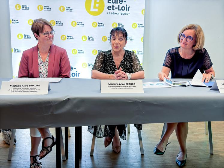 Mercredi 23 septembre, à Chartres. L'élue Chambre, Alice Chaline, la vice-présidente du Département, Anne Bracco, et la présidente de la commission aménagement du territoire, Christelle Minard (de g. à d.), ont dressé le bilan du marché alimentaire lancé en 2024.