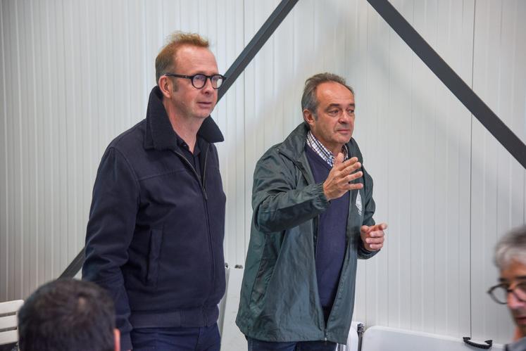 Les autres problématiques agricoles sont remontées ensuite au préfet par la FNSEA 28, présidée par Bertrand Petit (à d.), et Jeunes agriculteurs.