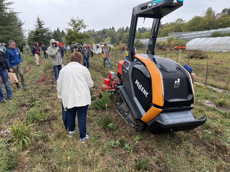 Une démonstration de matériels de désherbage de pépinière pleine terre était proposée par Pellenc et Boisselet.