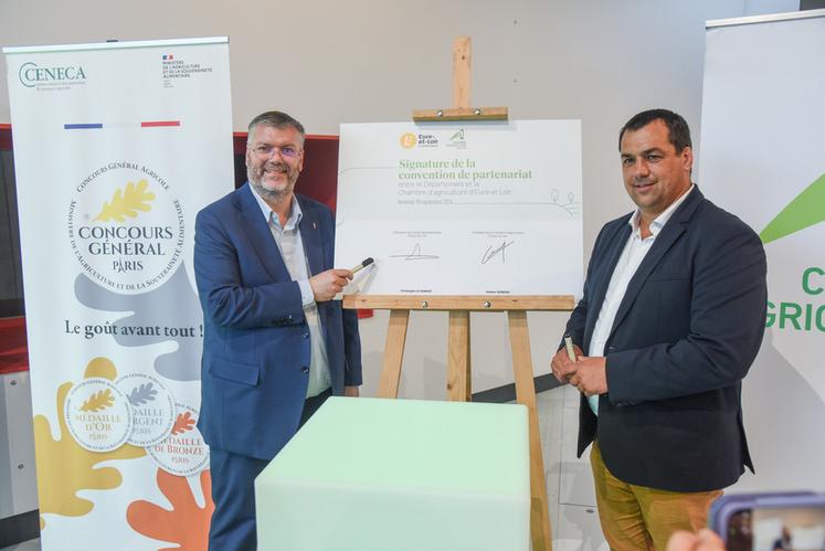 Vendredi 18 septembre, à Chartres. Les présidents du Département, Christophe Le Dorven (à g.), et de la chambre d'Agriculture, Yohann Serreau, ont signé leur convention de partenariat.