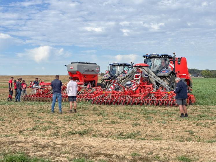 Mardi 6 octobre, à Chuisnes. La Caravane Kuhn sol a fait escale en Eure-et-Loir pour présenter ses nouveaux matériels de semis et de travail du sol.