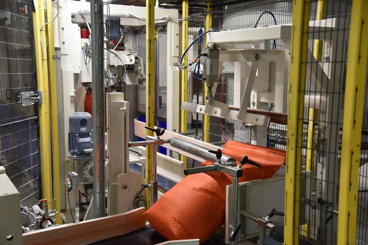 La majorité de la farine est livrée en sacs de 25 kg, mais le vrac reste possible, un segment en perte de vitesse. L'installation permet un ensachage de 70 tonnes par jour. 
