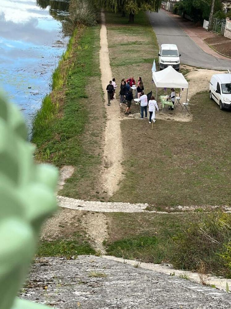 Dimanche 11 octobre, à Briare (Loiret). Une quarantaine de participants se sont mobilisés pour une marche solidaire à l’initiative de la FNSEA 45, dans le cadre d’Octobre rose.