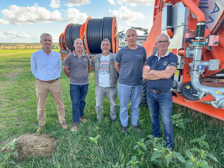 Jeudi 1er octobre, à Cloyes-les-Trois-Rivières. Mathieu de Pibrac, Bertrand Boniteau, Éric Bourgeois, Guillaume Boniteau et Vincent Clichy (de g. à d.) s'expriment au nom d'une quinzaine d'irrigants concernés.