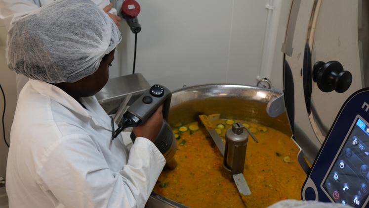 À l’atelier Bocaux des champs, les jeunes ont découvert les étapes de fabrication des soupes, qui seront bientôt remises à l’association Esope.