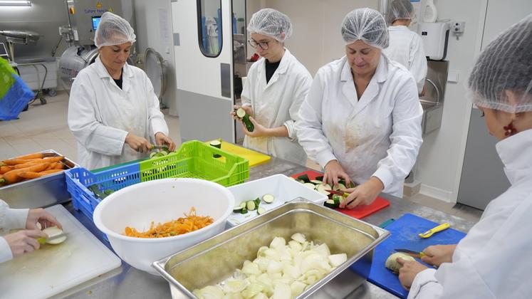 Mercredi 7 octobre, à Bou. Tout le monde a mis la main à la pâte pour donner une seconde vie aux légumes glanés quelques jours plus tôt.