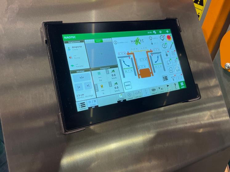  Sur sa prétailleuse Isobus RV200, Naotec a intégré une fonction miroir qui intervertit les réglages entre les deux têtes à chaque demi-tour.