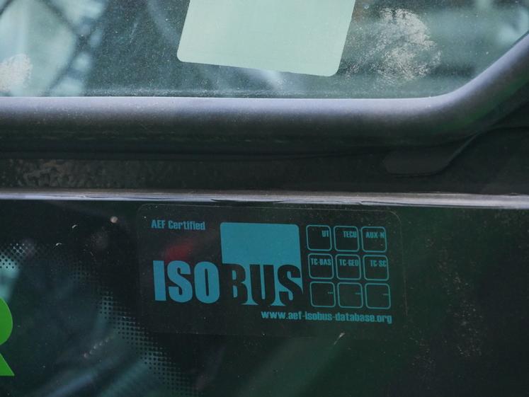 Le sticker Isobus collé sur le tracteur ou l'outil informe des fonctionnalités disponibles.