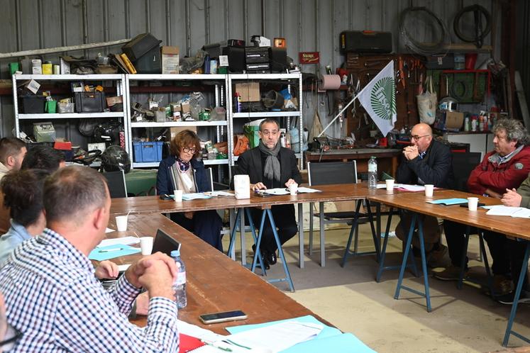 Mercredi 7 octobre, à Saint-Gourgon. Joseph Zimet, préfet de Loir-et-Cher, a échangé avec des exploitants agricoles de la FNSEA 41 lors d'une visite d'exploitation chez Olivier Hardouin, président du syndicat.