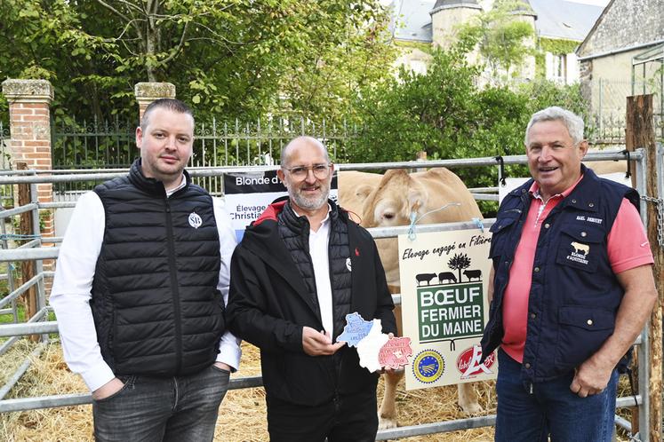 La foire aux bestiaux, c'est avant tout une négociation entre un acheteur et un éleveur et les ventes se sont enchaînées durant la matinée avec une plaque remise à l'acheteur et un diplôme pour l'éleveur. 