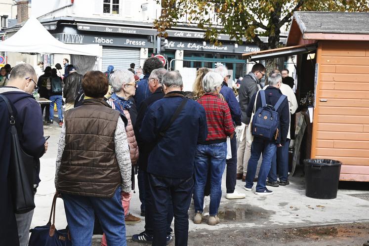 Les files d'attente étaient bien longues avec des festivaliers impatients de déguster les saveurs locales après une matinée de conférence historique sur le thème des marchands.