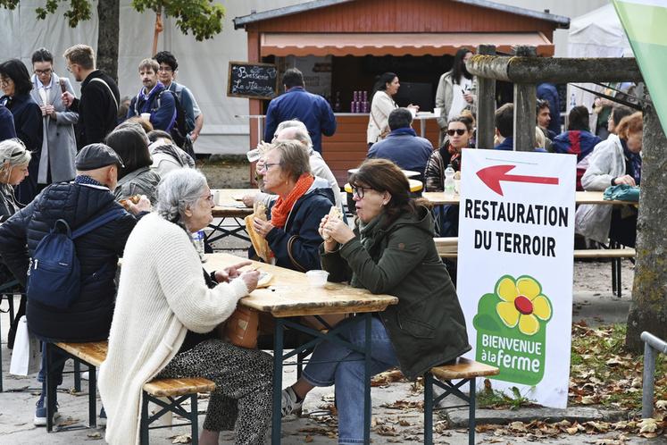 Du vendredi 9 au dimanche 11 octobre, à Blois, les festivaliers des Rendez-vous de l'Histoire ont pu profiter d'une restauration 100 % locale devant la Halle aux grains grâce au marché de producteurs locaux. 