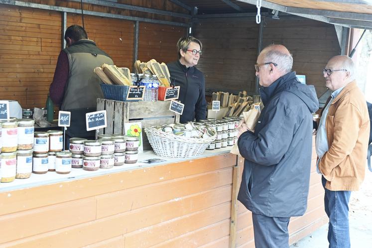 Les producteurs du réseau Bienvenue à la ferme étaient heureux de retrouver leurs clients habituels d'une année sur l'autre et de leur proposer leurs nouveaux sandwiches.