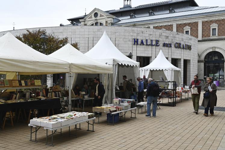 De l'autre côté de la Halle aux grains avait aussi lieu le marché des livres anciens.
