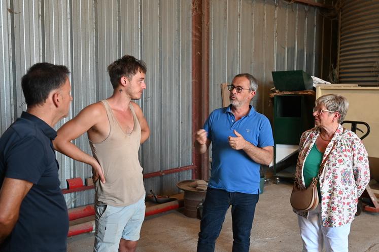 Lundi 14 septembre, à Chambon-sur-Cisse. Lors d'une visite d'Agglopolys, son président, Christophe Degruelle, et son vice-président à l'agriculture, Éric Peschard, ont échangé avec Victor Fouchault, exploitant agricole.