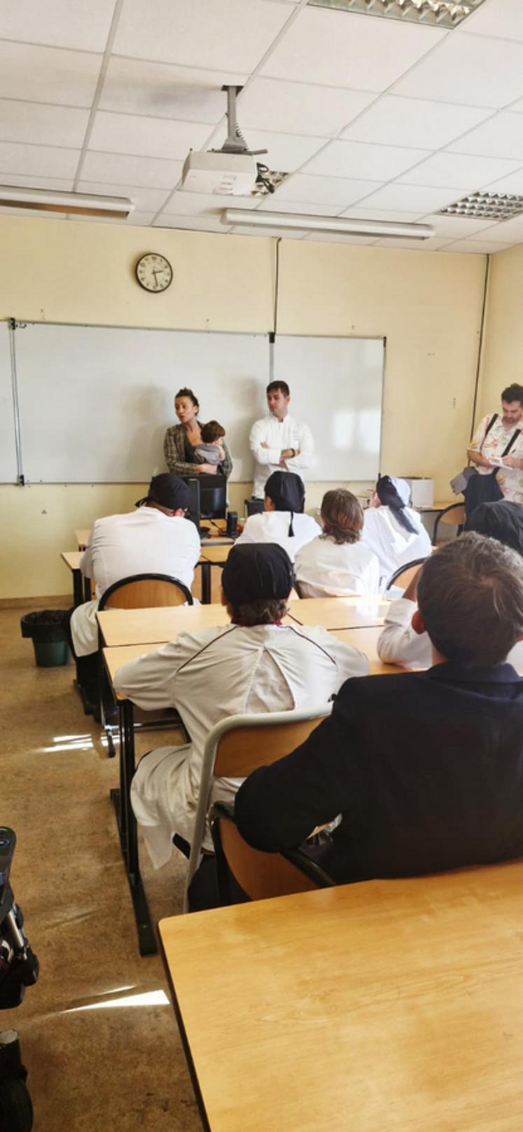 De retour dans le lycée où il a fait ses premiers pas, le chef étoilé Loïs Bée, accompagné de sa compagne Chloé Matter, a partagé son parcours et quelques anecdotes avec les élèves de seconde.