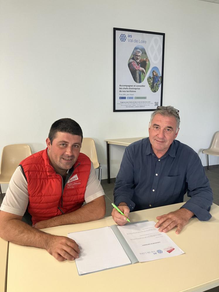 Gilles Leroux, président de l'AS Val de Loire, et Fabien Bourgueil, président de JA 41, ont signé conjointement un renouvellement de partenariat entre le syndicat et l'association de comptabilité et gestion.